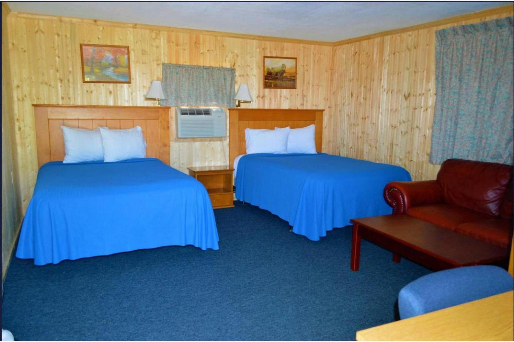 Green Acre Motel By Oyo Near Rush County Airport La Crosse Exterior photo