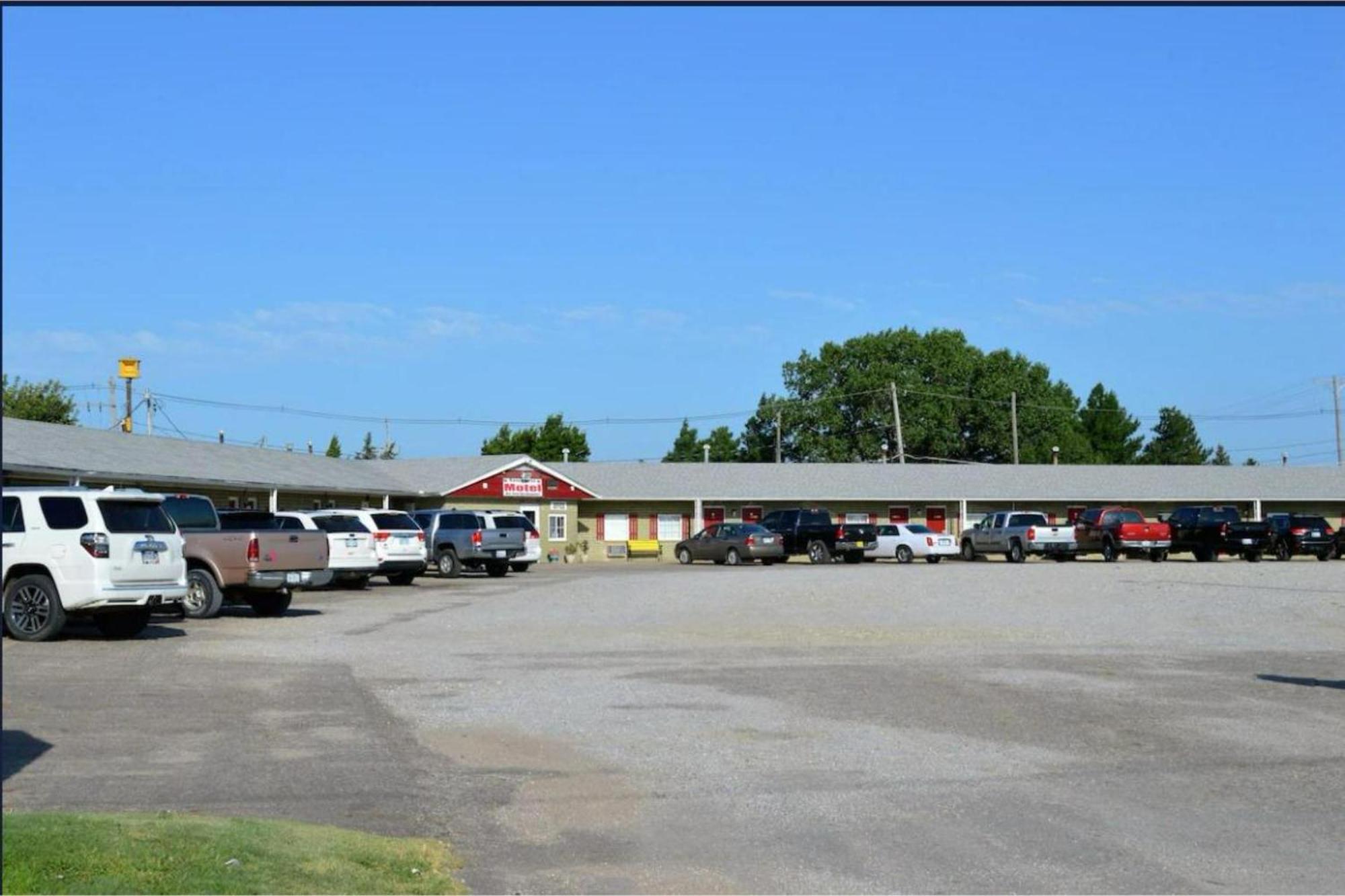 Green Acre Motel By Oyo Near Rush County Airport La Crosse Exterior photo