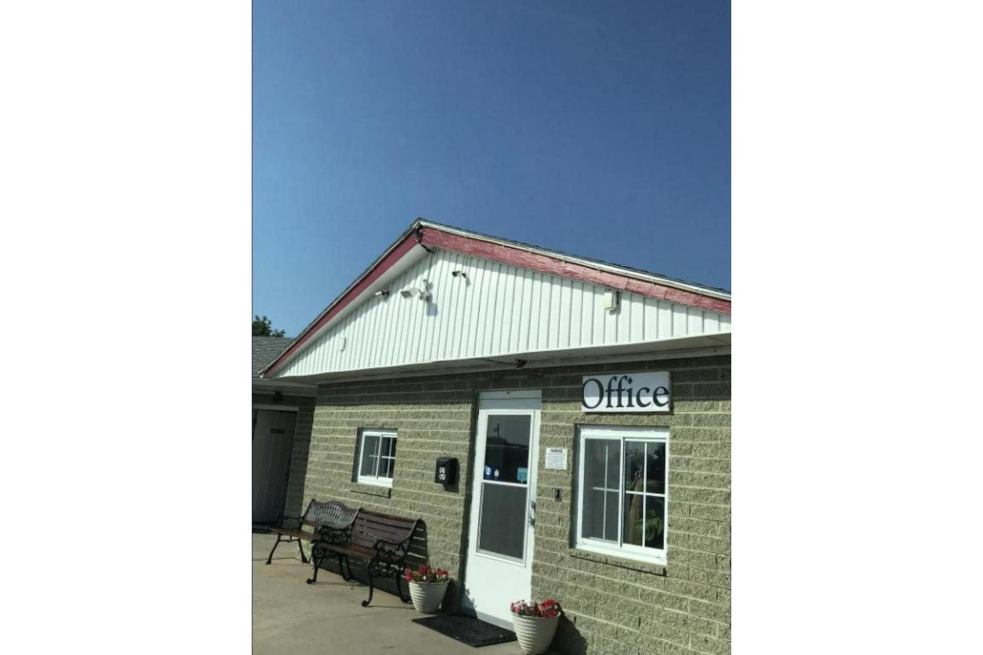 Green Acre Motel By Oyo Near Rush County Airport La Crosse Exterior photo